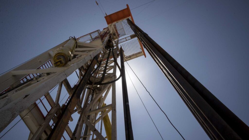 US Oil, Gas Drillers Hang Back in Volatile Market