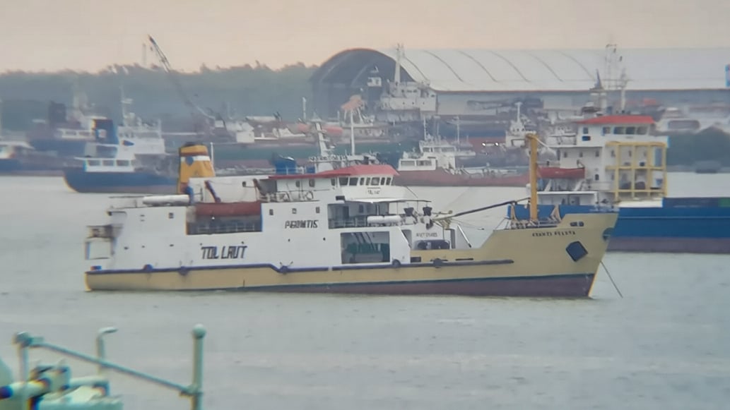 Tour boat sinks off West Nusa Tenggara, Indonesia; all on board rescued