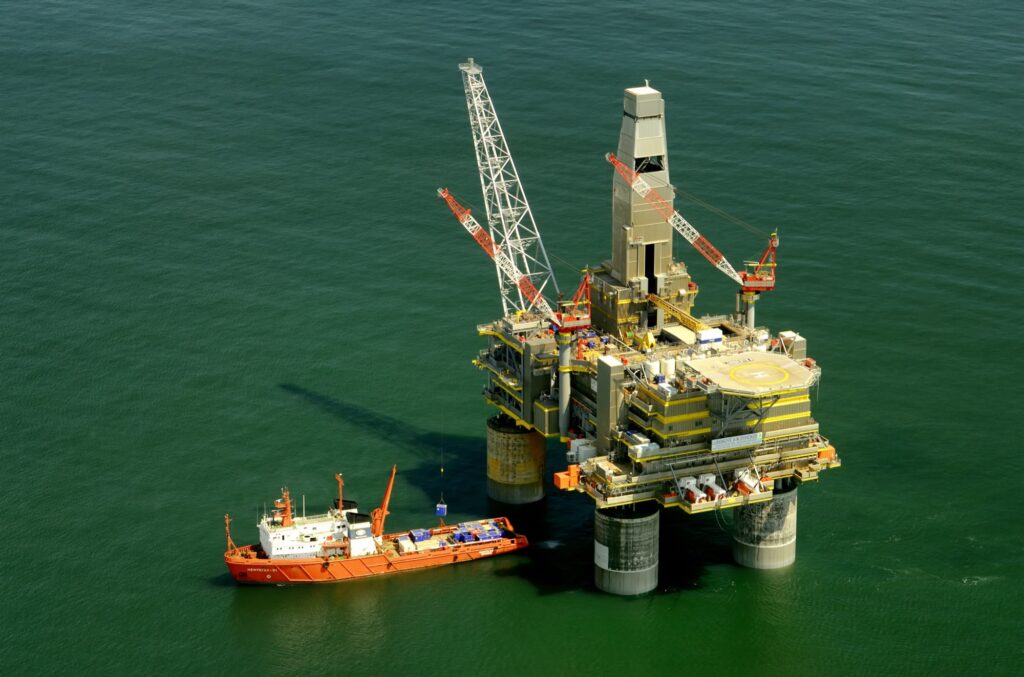 Offshore platform with support vessel