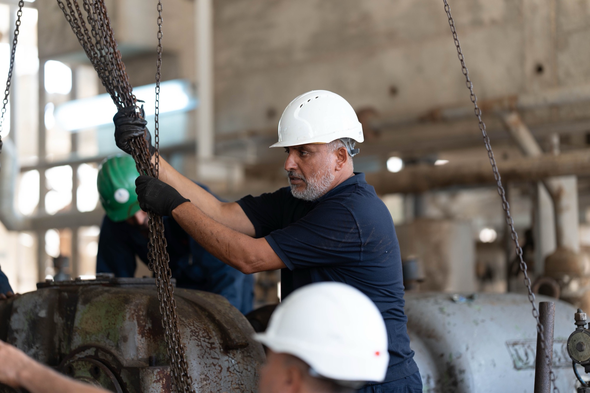 Riggers handling a lifting set