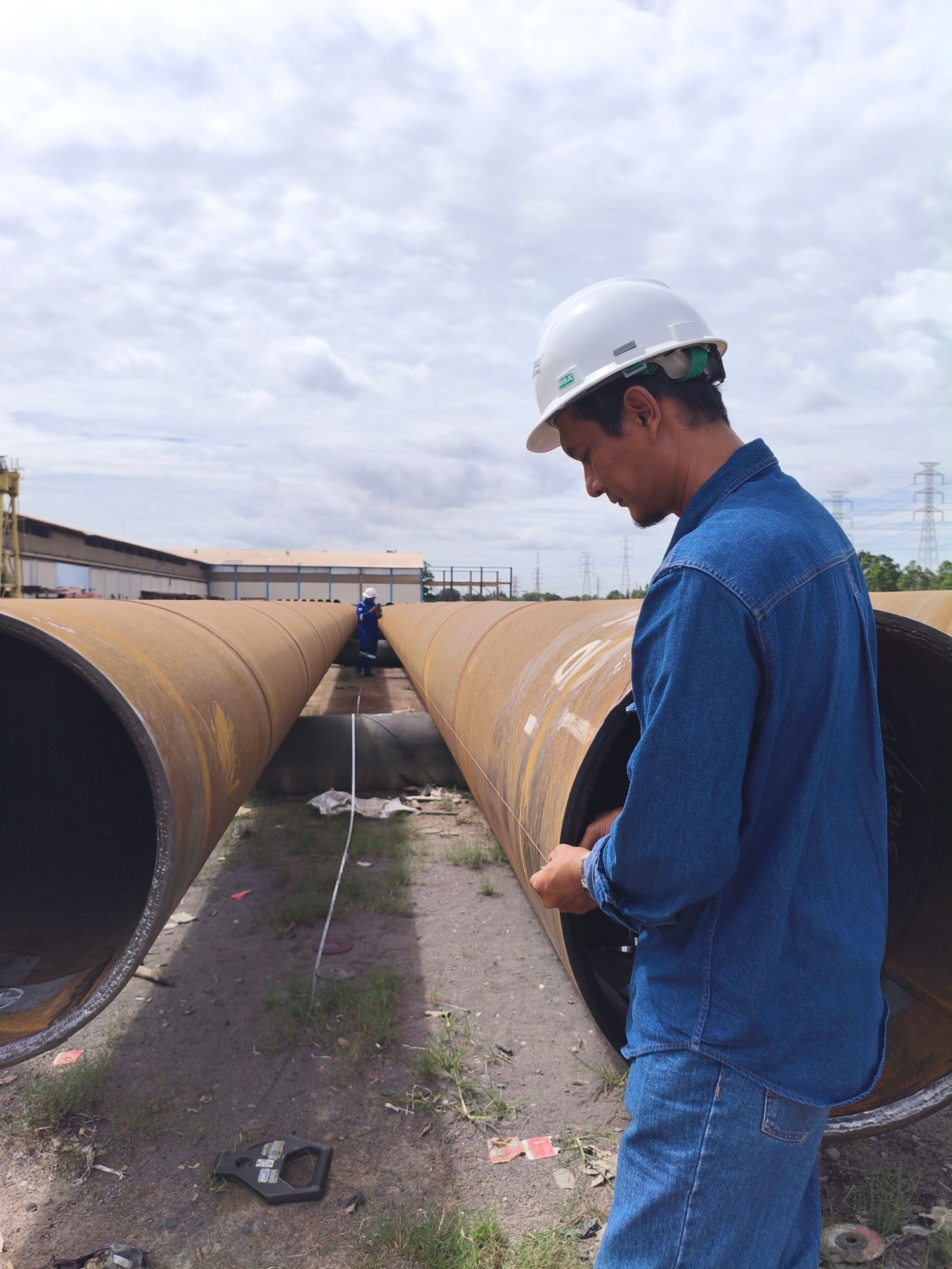 Inspecting a large diameter pipe